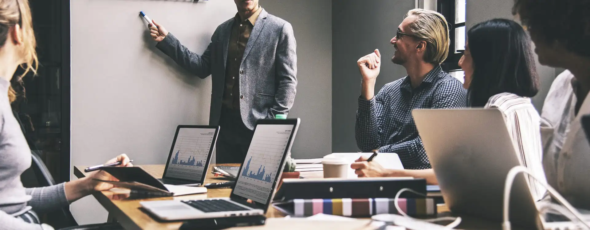 Business strategie, revenu, chiffre d'affaire, strategie marketing, associé, bénefices
